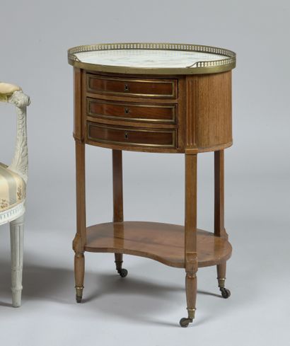 Table chiffonnière de forme ovale en acajou...
