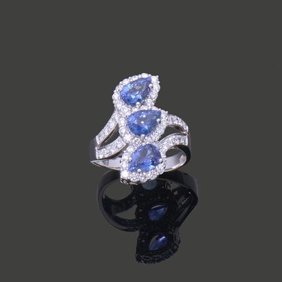 Ring in 18K (750) white gold, set with three...