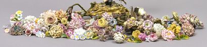Ensemble de fleurs et fleurettes en porcelaine...
