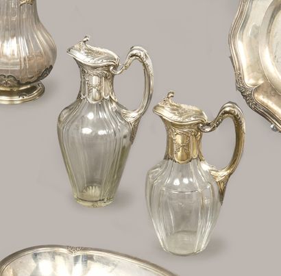 Deux aiguières en cristal taillé de canaux,...
