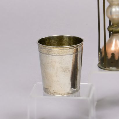 Timbale droite en argent (950), la lèvre...