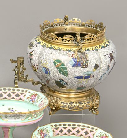 China, 19th century. Large four-lobed cloisonné...