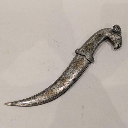 Curved dagger, hilt and scabbard in gold...