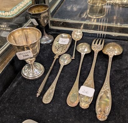 Set in silver (925): egg cup decorated with...