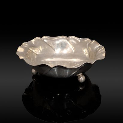 Silver bowl (800), with twisted ribs, the...