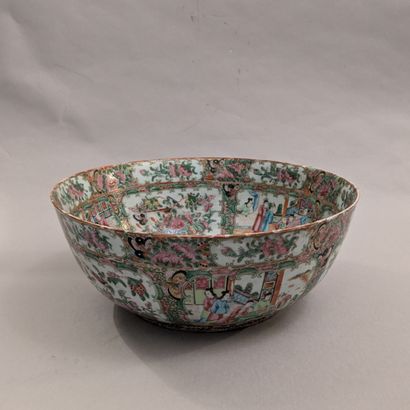 China, 20th century. Large Canton porcelain...