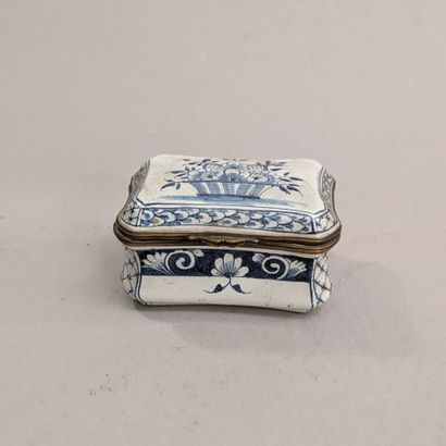 Earthenware box with curved sides decorated...