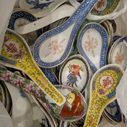 Chinese porcelain spoon set, with polychrome...
