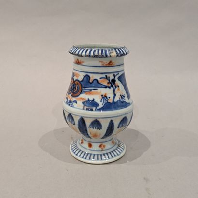 China, 19th century. Porcelain sprinkler...