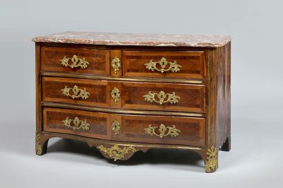 Chest of drawers with curved front in veneered...