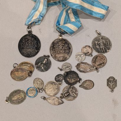 Set of religious medals in silver. Weight:...
