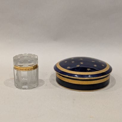 Bibelots: round porcelain box decorated with...
