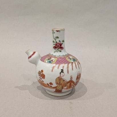 China, 19th or 20th century. Porcelain wine...