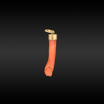 Figa coral pendant set in 18K (750) yellow...