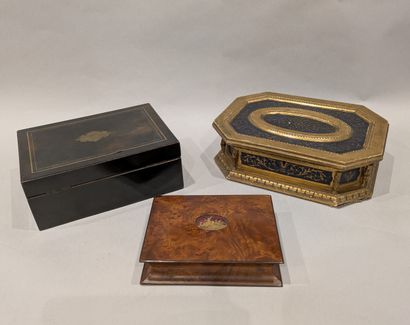 Set: - black lacquered and gilded wooden...