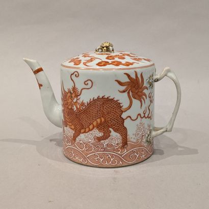 China, 19th century. Porcelain teapot with...