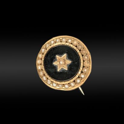 Brooch scrap, round-mounted in 18K (750)...