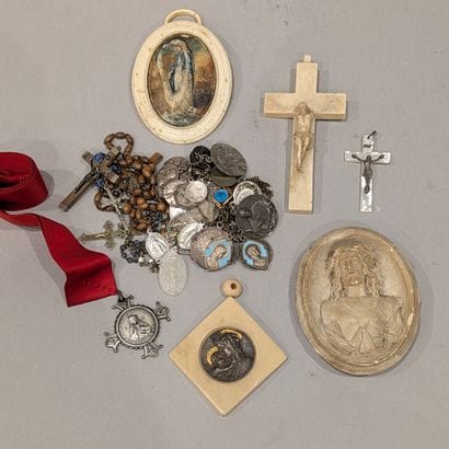 Set of religious medals in metal. Attached...