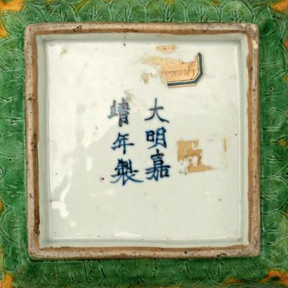 Coupe de forme quadrangulaire en porcelaine...