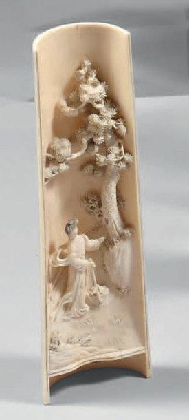 Repose-poignet en ivoire à décor sculpté...