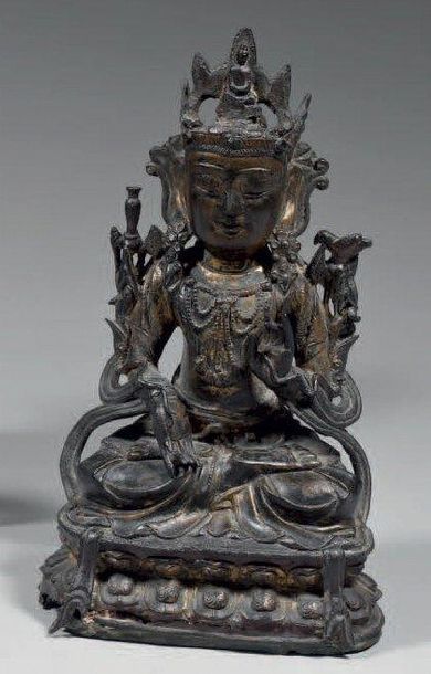 Statuette de boddhisattva assis sur un lotus...