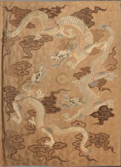 Broderie en hauteur, à décor de dragons pourchassant...