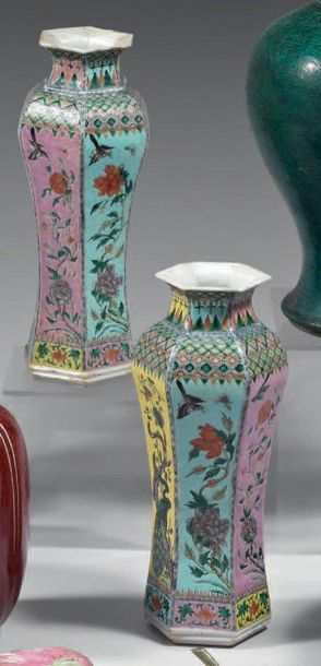 Paire de vases de formes balustre et hexagonale...