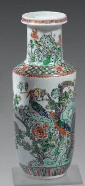 Vase de forme rouleau en porcelaine décorée...
