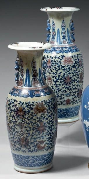 Paire de vases de forme balustre en porcelaine...
