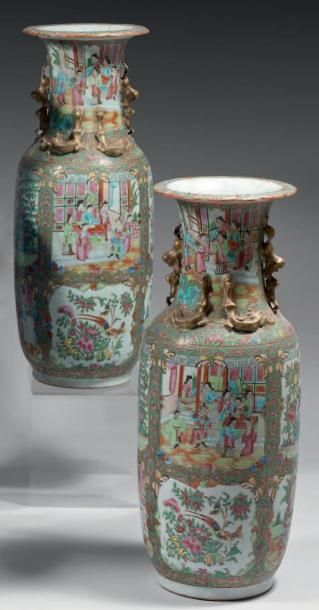 Paire de vases balustres en porcelaine décorée...