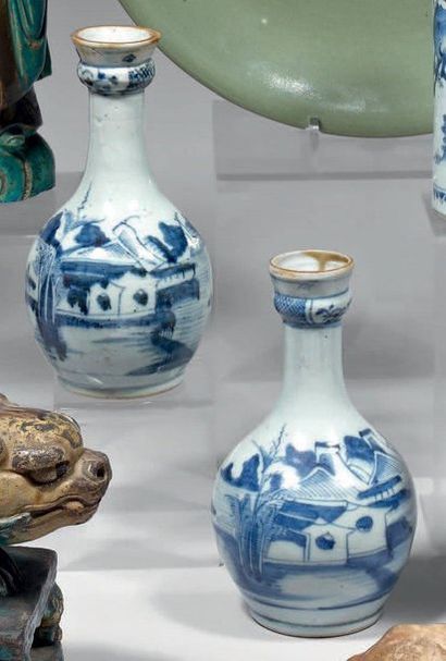 Paire de bouteilles en porcelaine décorée...