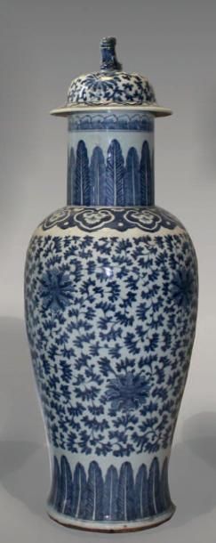 Vase couvert en porcelaine décorée en bleu...