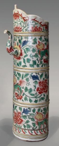 Verseuse tibétaine du type «benpahu» en porcelaine...