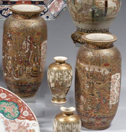 Paire de vases de forme balustre en faïence...