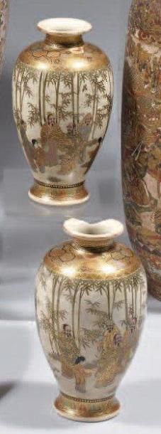 Paire de vases de forme balustre en faïence...