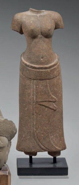 Torse d'Uma en grès gris, vêtue d'un dhoti...