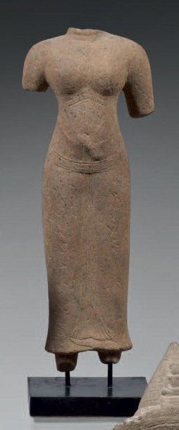 Torse d'Uma en grès gris, vêtue d'un dhoti...