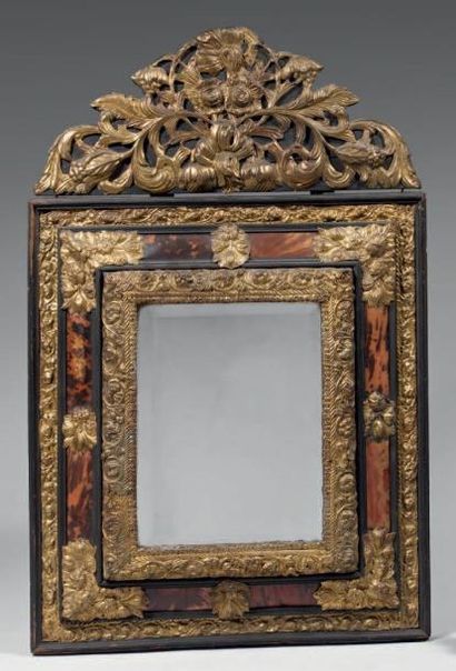 Miroir à fronton en placage d'écaille rouge...