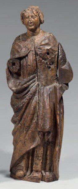 Statue en bois naturel représentant un saint...