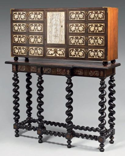 Cabinet en placage d'ébène marqueté de filets...