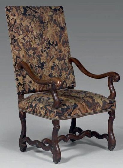 Fauteuil à haut dossier en bois fruitier,...
