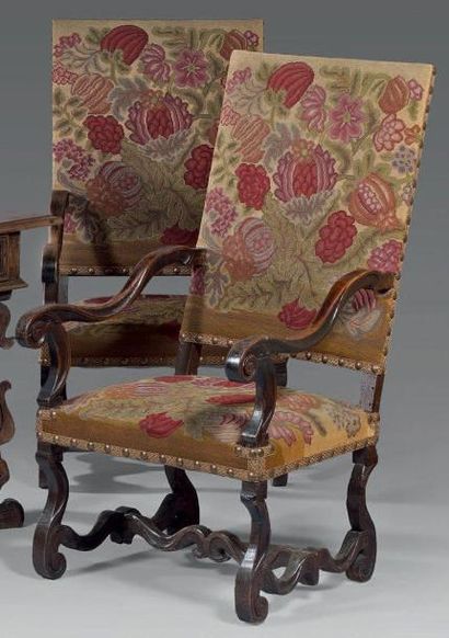 Paire de fauteuils à haut dossier plat, en...