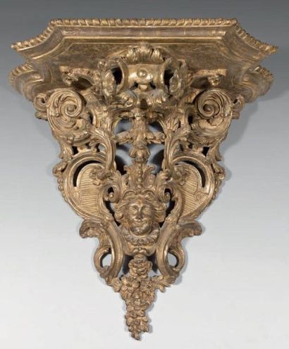 Importante console d'applique en bois doré....