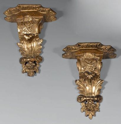 Paire de petites consoles d'applique en bois...