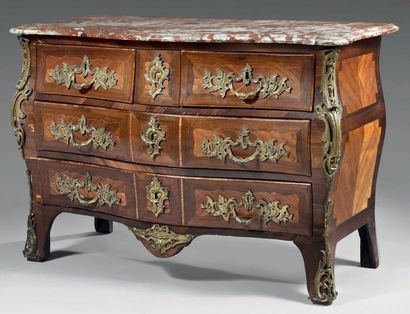 Commode tombeau en placage de bois de rose...