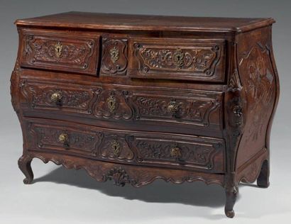 Commode en bois naturel de forme tombeau,...