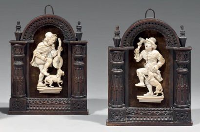 Deux ivoires sculptés formant pendant représentant...