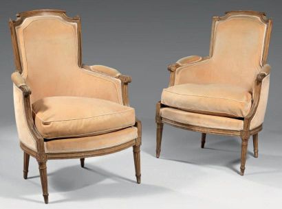 Paire de bergères en bois naturel à dossier...