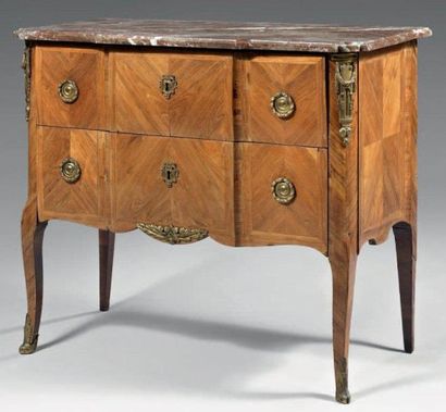 Commode à léger ressaut en placage de bois...