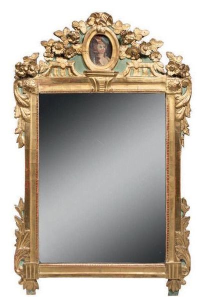 Miroir à fronton en bois doré partiellement...